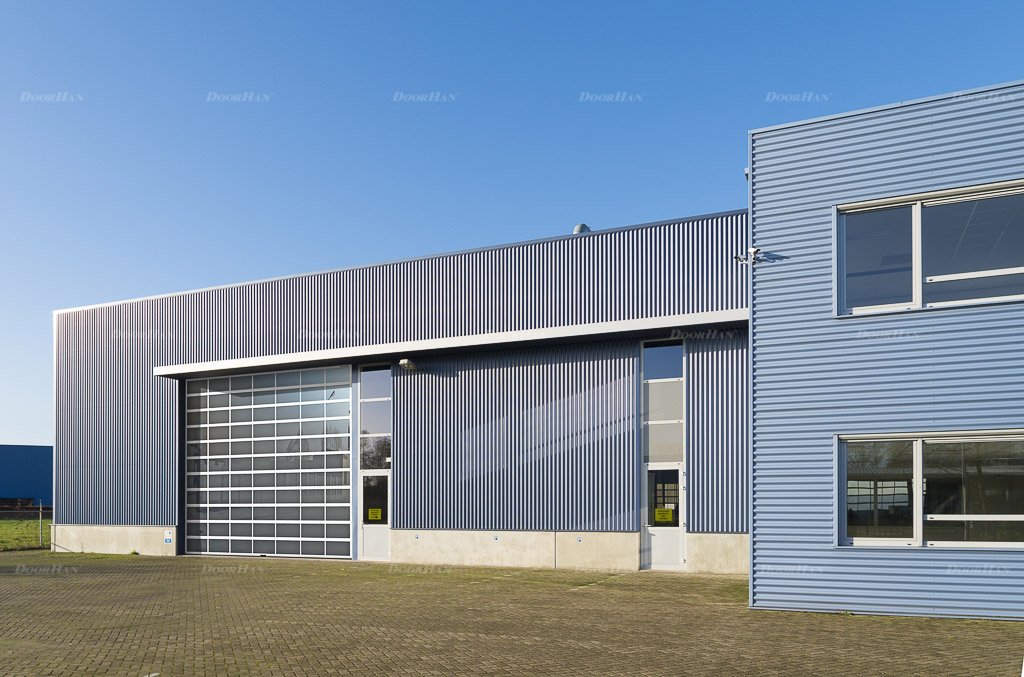 Промышленные ворота с панорамным остеклением Doorhan ISD02 (4800х3000)